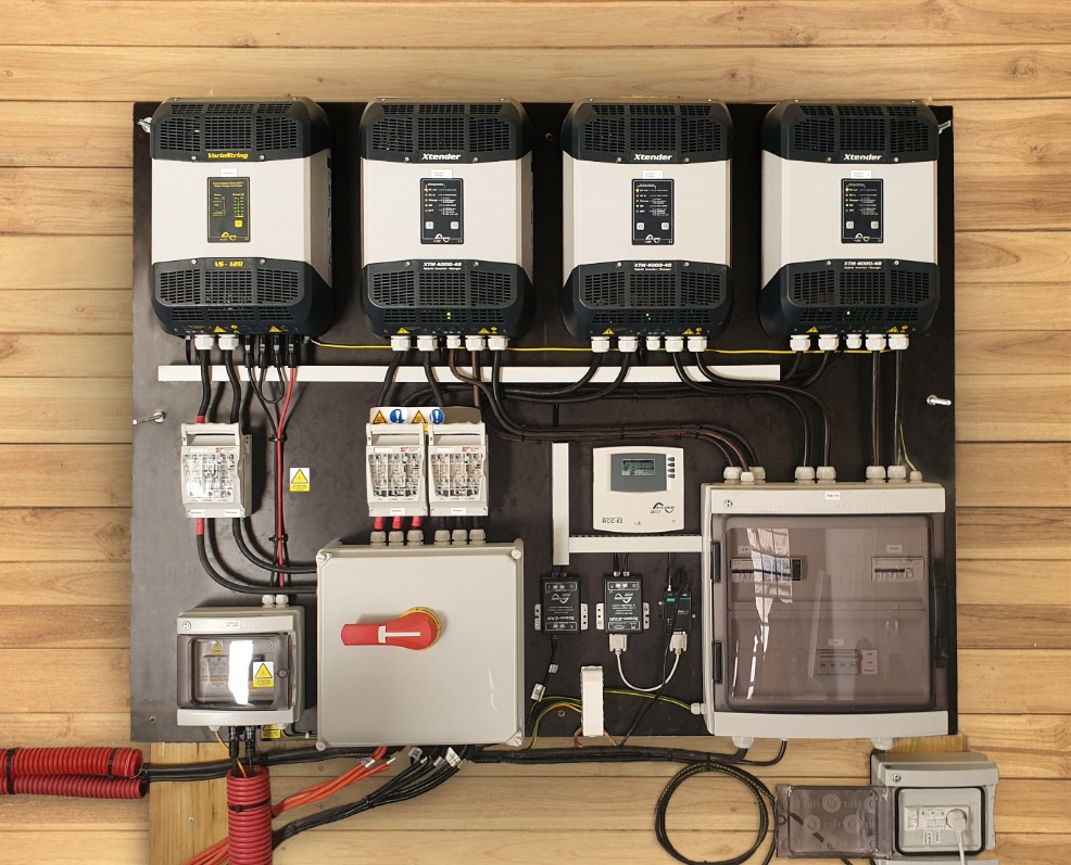 Installation électrique d'une centrale solaire en site isolé de la marque Studer par Libow