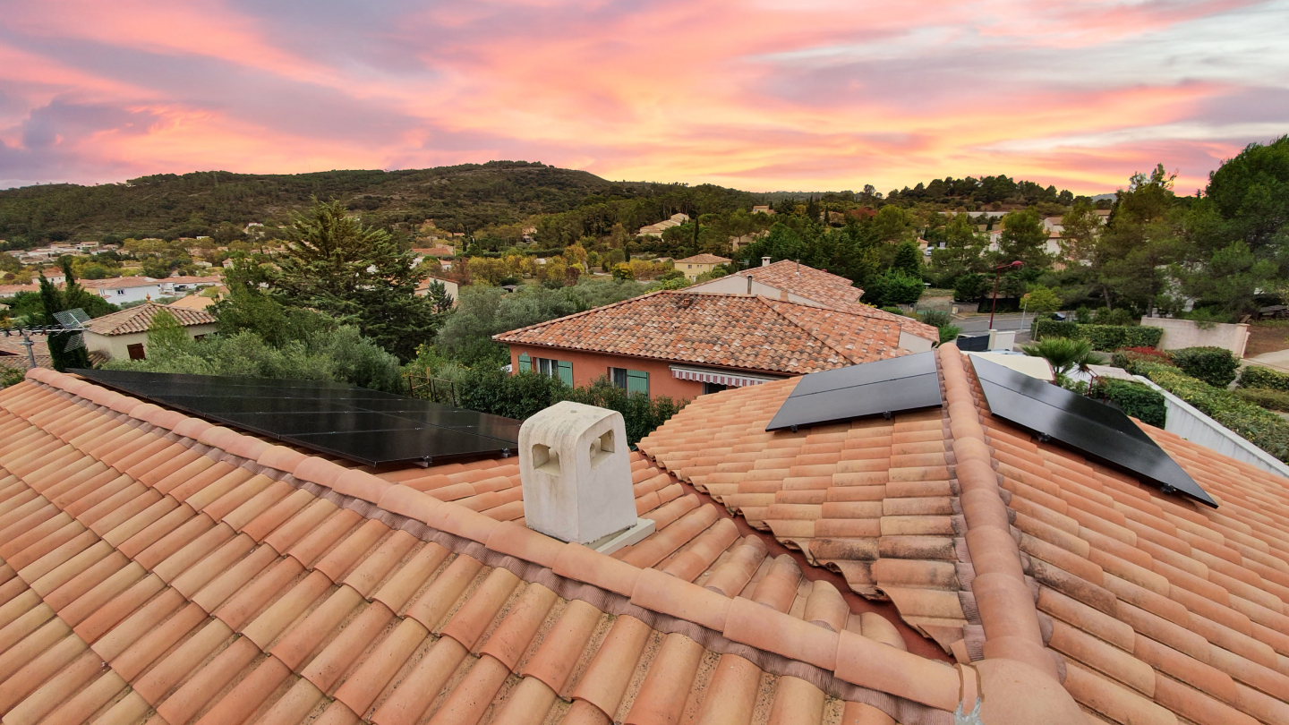 10 mesures photovoltaïques en France Installation en surimposition autoconsommation solaire - Octobre 2021 - clermont l'hérault 34800 - 16 panneaux solaires et micro-onduleurs