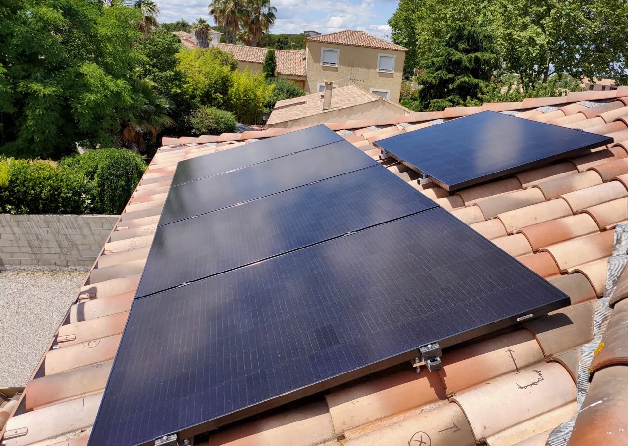 Installation en autoconsommation en surimposition - JUILLET 2021 - 3 kWc - 8 sunpower P3 375 et micro onduleurs IQ7A - 34290 - SERVIAN | installateur solaire Libow